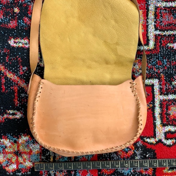 VINTAGE buttery soft floral tooled shoulder bag! - Picture 4 of 5